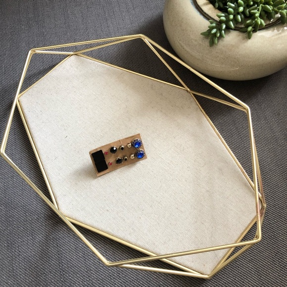 ✨3/$30 pack of stud earrings - Picture 2 of 2